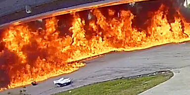 Flugzeug st&uuml;rzt auf Gel&auml;ndewagen: Mehrere Tote