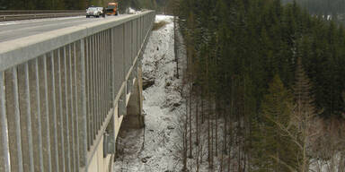 Alko-Lenkerin überlebt 60-Meter-Sturz