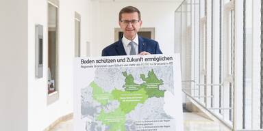 Markus Achleitner mit dem Bodenschutz-Plan.