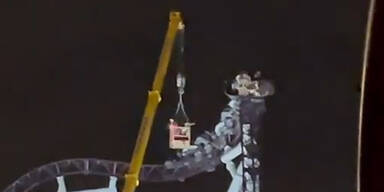 Neun Menschen auf Achterbahn gefangen