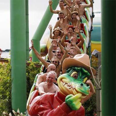 Weltrekord im Nackt-Achterbahnfahren aufgestellt