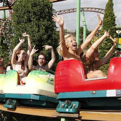 Weltrekord im Nackt-Achterbahnfahren aufgestellt