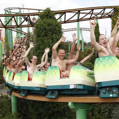Weltrekord im Nackt-Achterbahnfahren aufgestellt
