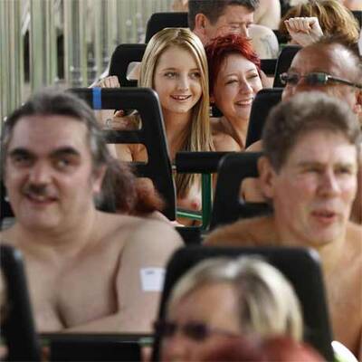 Weltrekord im Nackt-Achterbahnfahren aufgestellt