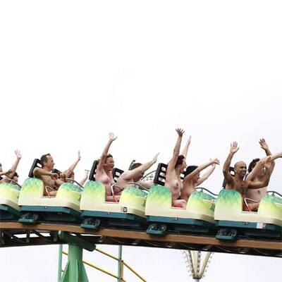 Weltrekord im Nackt-Achterbahnfahren aufgestellt