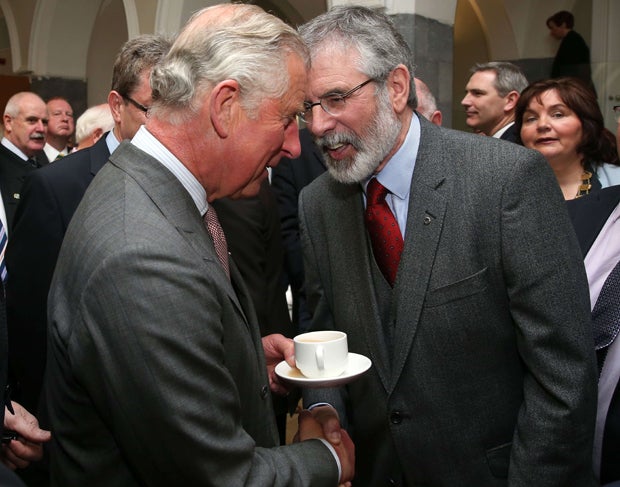 Prinz Charles reichte Sinn-Fein-Chef die Hand