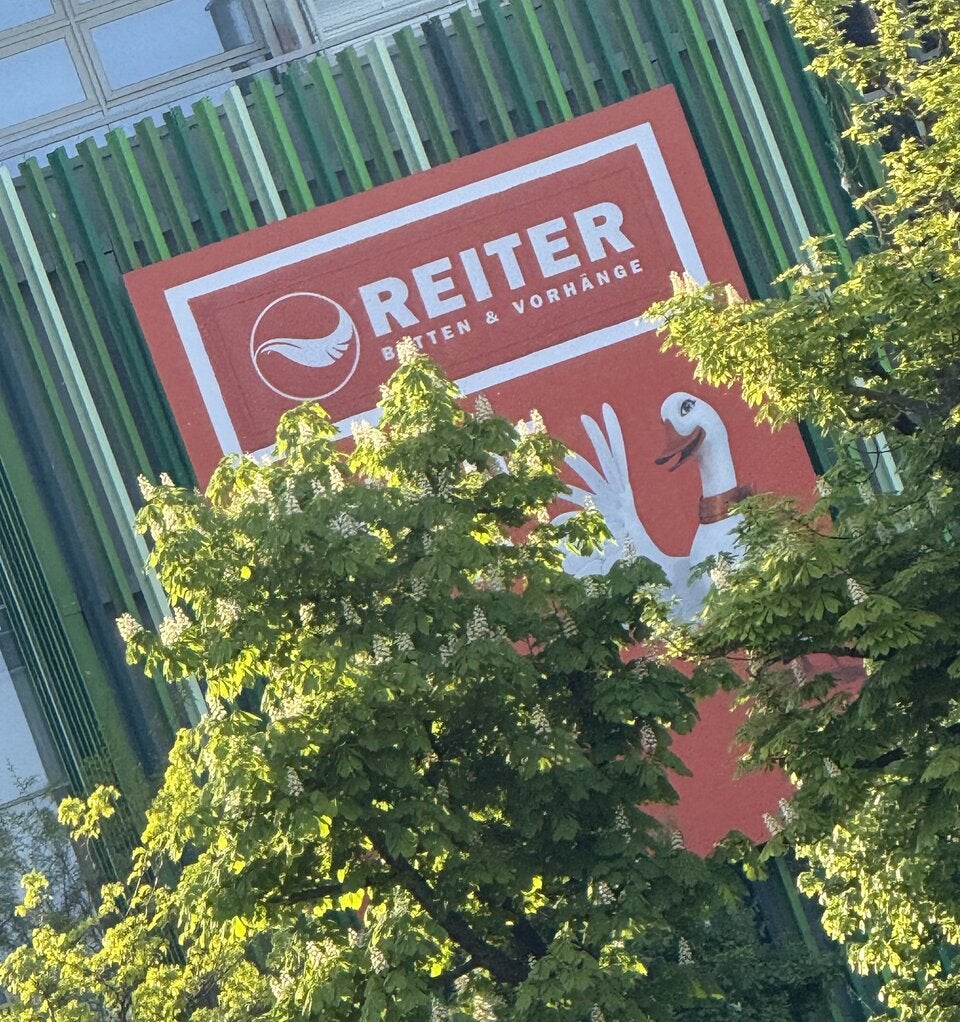 Betten Reiter: Auffällige Werbung beim ehemaligen kika/leiner in Wien West.
