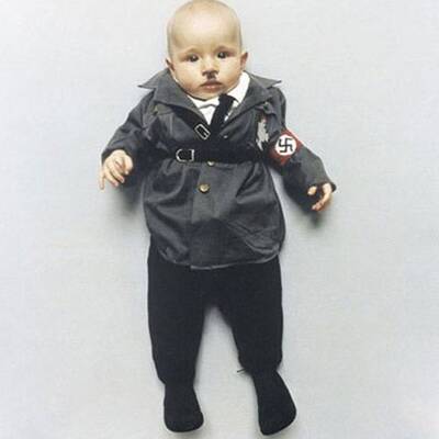 Baby als Hitler verkleidet