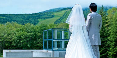 Afghane heiratete zwei "Kundinnen"