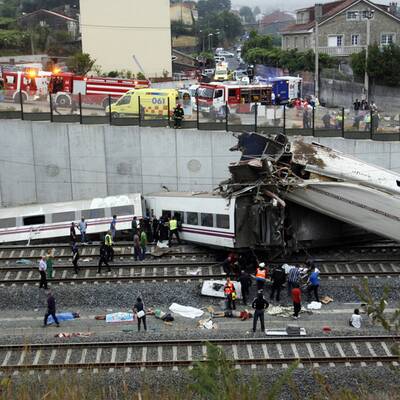 Hochgeschwindigkeitszug entgleist im spanischen Pilgerort Santiago 