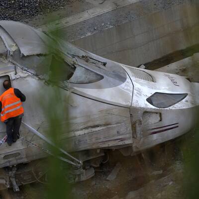 Hochgeschwindigkeitszug entgleist im spanischen Pilgerort Santiago 