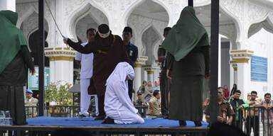 Sex &ouml;ffentlich mit Stockschl&auml;gen bestraft