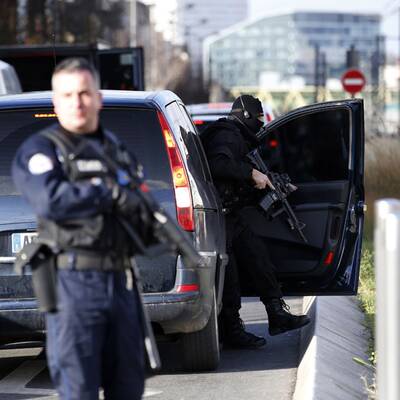 Bewaffneter nimmt Geiseln in Postamt