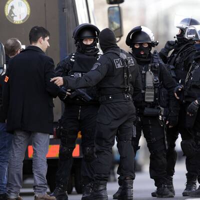 Bewaffneter nimmt Geiseln in Postamt