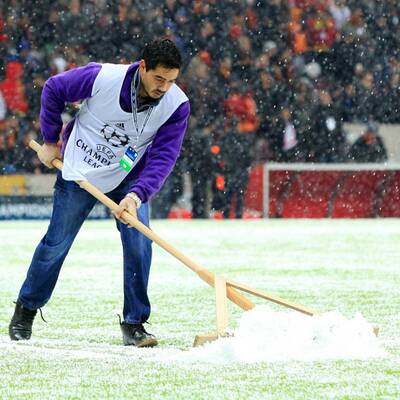 Starker Schneefall machte den Platz binnen Minuten unbespielbar