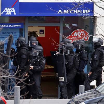 Bewaffneter nimmt Geiseln in Postamt