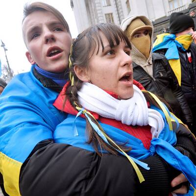 Polizisten hatten in der Nacht mindestens 165 Menschen verletzt