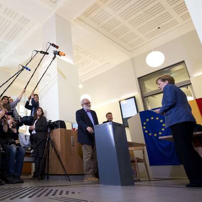 Bundeskanzlerin Angela Merkel gibt ihre Stimme ab