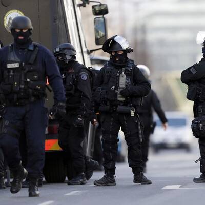 Bewaffneter nimmt Geiseln in Postamt