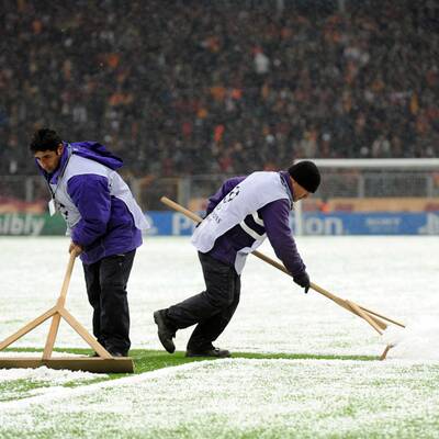 Starker Schneefall machte den Platz binnen Minuten unbespielbar