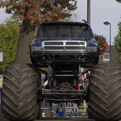 Monster-Truck geriet völlig außer Kontrolle