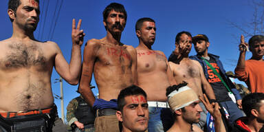 Aus Protest: Flüchtlinge nähen sich Mund zu 