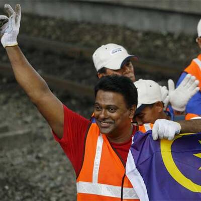 Malaie zieht Zug mit Zähnen