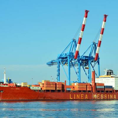 Ein Containerschiff rammte im Hafen von Genua den Tower. 