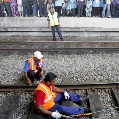 Malaie zieht Zug mit Zähnen