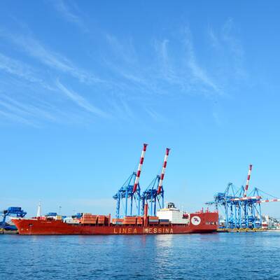 Ein Containerschiff rammte im Hafen von Genua den Tower. 