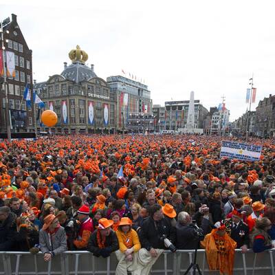 Ganz Amsterdam ist Orange und wartet auf König Willem-Alexander und Königin Maxima.