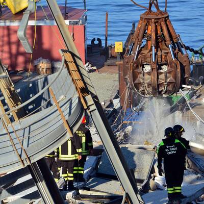 Ein Containerschiff rammte im Hafen von Genua den Tower. 