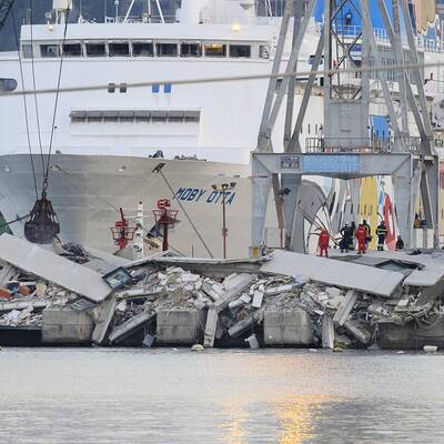 Ein Containerschiff rammte im Hafen von Genua den Tower. 