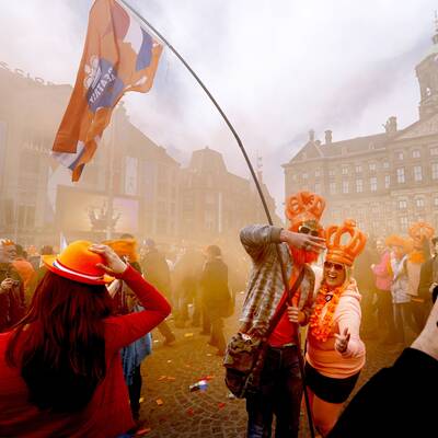 Ganz Amsterdam ist Orange und wartet auf König Willem-Alexander und Königin Maxima.