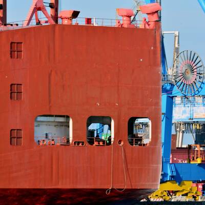 Ein Containerschiff rammte im Hafen von Genua den Tower. 