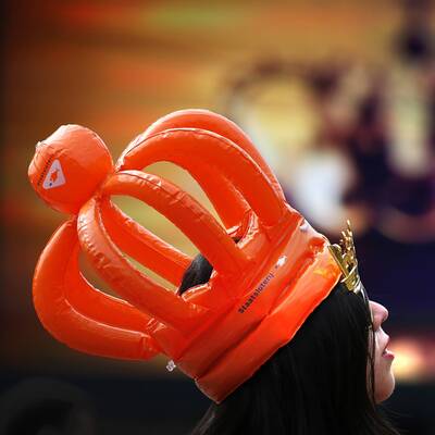 Ganz Amsterdam ist Orange und wartet auf König Willem-Alexander und Königin Maxima.