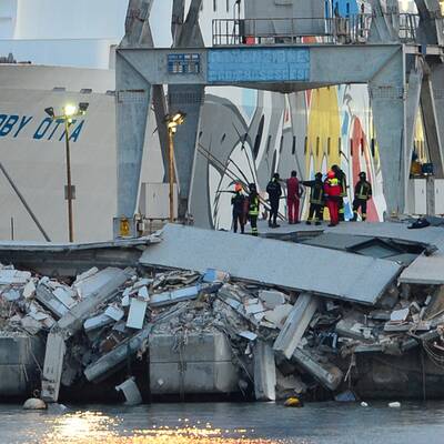 Ein Containerschiff rammte im Hafen von Genua den Tower. 