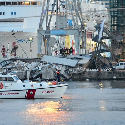 Ein Containerschiff rammte im Hafen von Genua den Tower. 
