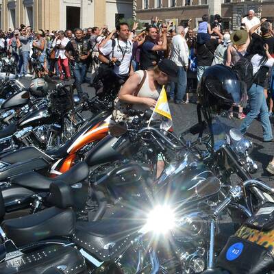 Papst segnet Harley-Davidson-Bikers
