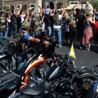 Papst segnet Harley-Davidson-Bikers
