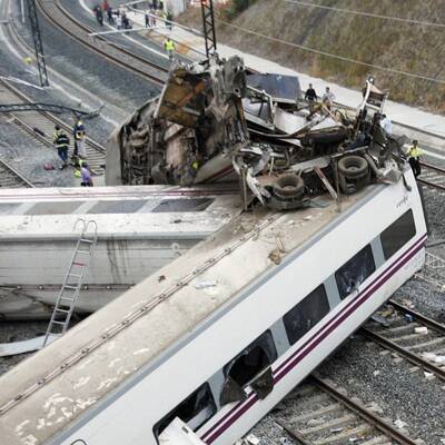 Hochgeschwindigkeitszug entgleist im spanischen Pilgerort Santiago 