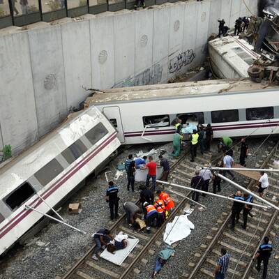 Hochgeschwindigkeitszug entgleist im spanischen Pilgerort Santiago 