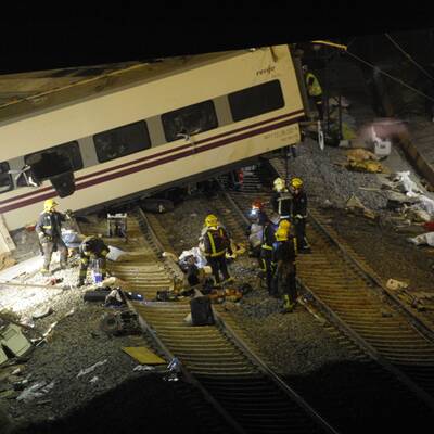 Hochgeschwindigkeitszug entgleist im spanischen Pilgerort Santiago 