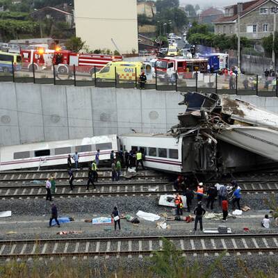Hochgeschwindigkeitszug entgleist im spanischen Pilgerort Santiago 