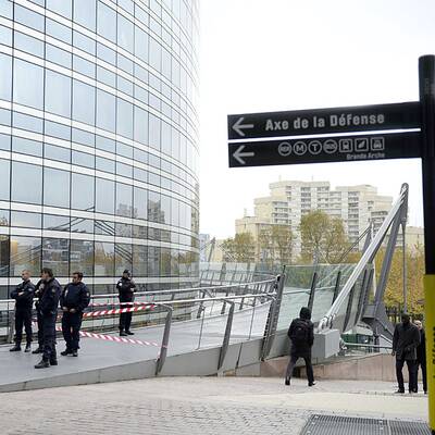 Mann mit Pumpgun macht Paris unsicher