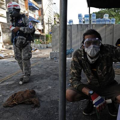 Szenen wie im Bürgerkrieg im Regierungsviertel von Bangkok