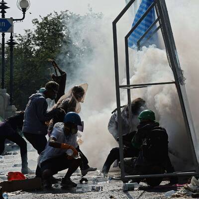 Szenen wie im Bürgerkrieg im Regierungsviertel von Bangkok