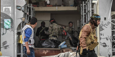 Prot&uuml;rkische K&auml;mpfer pl&uuml;ndern Gesch&auml;fte