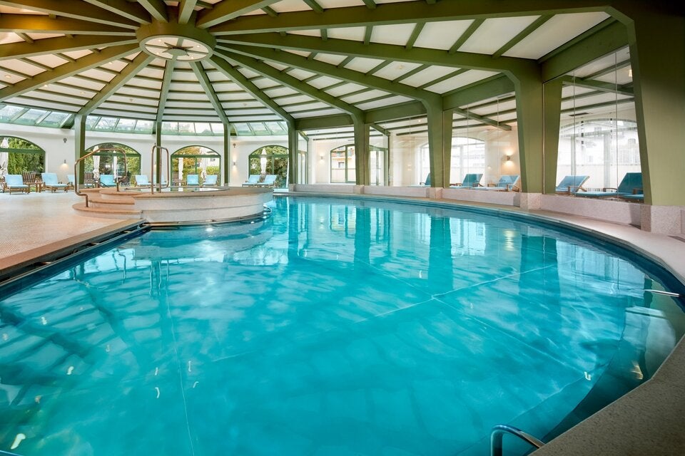 Traumhafter Pool im Das Alpenhaus Gastein