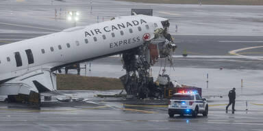 Flieger kollidiert auf Rollfeld mit Einsatzauto: Piloten tot